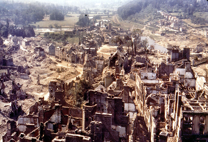 1200px-Saint-Lo_1944_-Capitale_des_Ruines-_couleurs