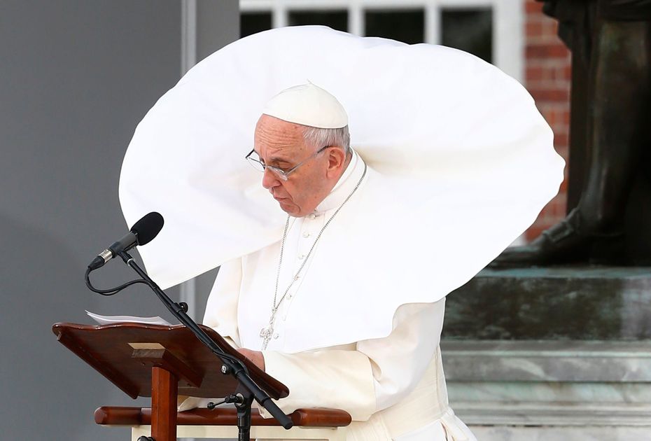 21-13-10-pope-francis-has-his-vestments-fly-up-due-to-the-wind-as-he-delivers-remarks-in-front-of-independence-hall-in-philadelphia_5427051